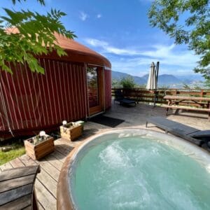 Jacuzzi chaud en fonctionnement avec la Yourte en arrière-plan et vue sur les montagnes en Rhône-Alpes - Séjour bien-être avec Atypik House